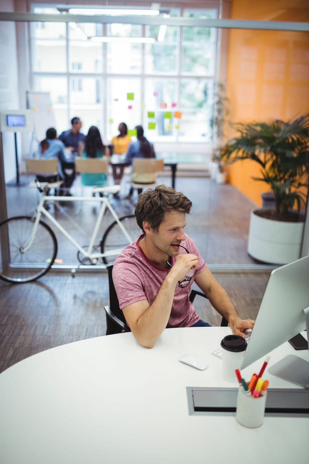 homme-executif-travaillant-son-bureau.jpg